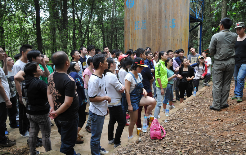 2014年8月16日天度集團(tuán)組織部分員工進(jìn)行團(tuán)隊(duì)拓展，在最后環(huán)節(jié)的“畢業(yè)墻”活動(dòng)中，大家收獲很大，體會(huì)到了團(tuán)隊(duì)力量的偉大和團(tuán)隊(duì)協(xié)作精神的重要性。