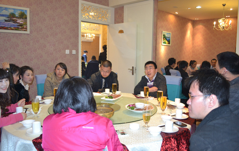 在2013年新年來臨之際，昆明天度網(wǎng)絡(luò)公司組織全體員工聚餐和溫莎K歌。在2012年里，天度順利完成了集團整合和辦公室擴充搬遷，并獲得了客戶和業(yè)界的廣泛認可；在新的一年里，天度人將把握機遇、再接再礪，努力完善售后服務(wù)和強化服務(wù)品質(zhì)，力爭在2013年內(nèi)客戶總數(shù)突破5000家，為打造云南網(wǎng)絡(luò)營銷而努力。