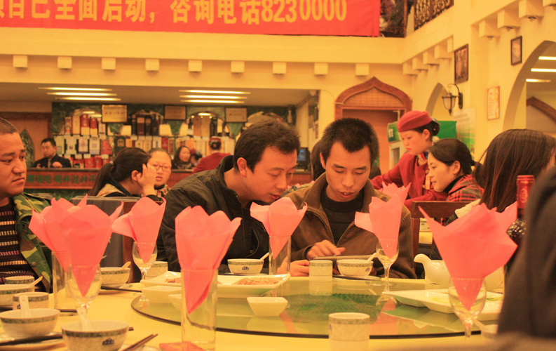 2010年12日1日，公司為行政部陸經(jīng)理在內(nèi)的同事舉辦了生日聚餐和K歌等活動(dòng)，天度一直堅(jiān)持每位員工舉行生日祝福活動(dòng)，同時(shí)公司每月舉行活動(dòng)、各部門每周組織活動(dòng)，就像一個(gè)大家庭，我們倡導(dǎo)快樂生活、快樂工作的模式，讓每位天度人都能感受到家的溫暖