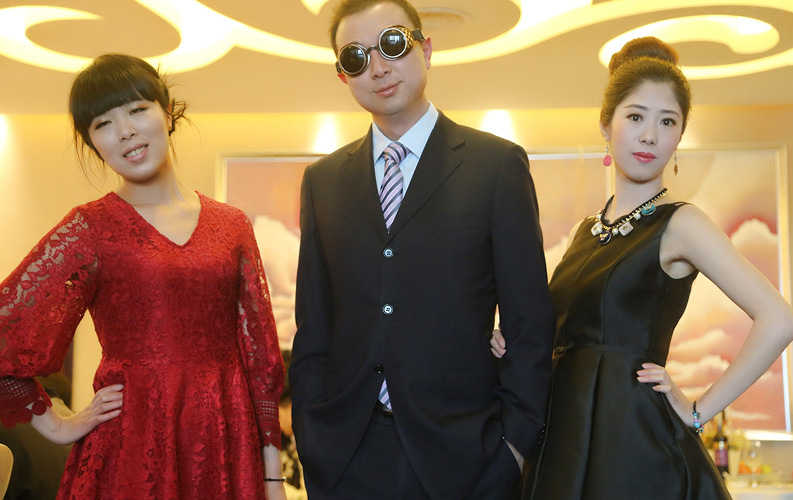 盛裝出席的天度人，連平時(shí)內(nèi)向的女程序猿也換上禮服、踩上了高跟鞋