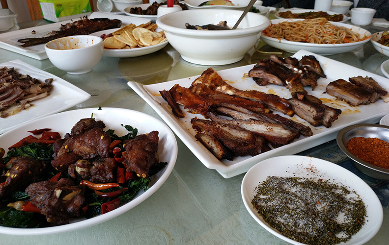 上午11點(diǎn)整，小伙伴們準(zhǔn)時到達(dá)目的地。隨著菜肴入席，整個現(xiàn)場頓時沸騰起來。